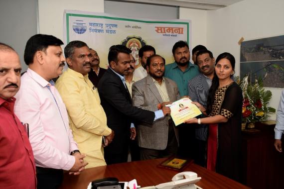 Hon'ble Shri Ramdasji Kadam, Minister for Environment and Forests, GoM giving away prizes to the participants on the eve of Eco-friendly Ganesha Public awareness campaign in the presence of Dr. P. Anbalagan (IAS), Member Secretary, MPCB